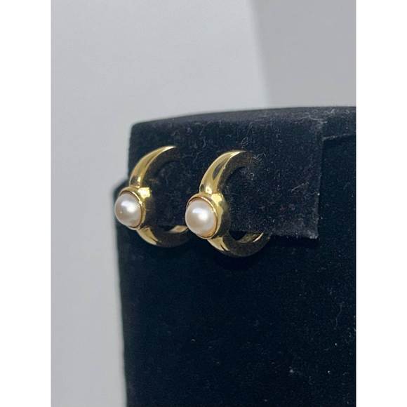 Vintage Napier dainty Gold Tone Pearl Huggie Hoop Screw Back Earrings Signed mcm - Picture 2 of 12